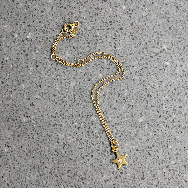 Delicate Gold Bracelet with Diamond-Set Star Charm